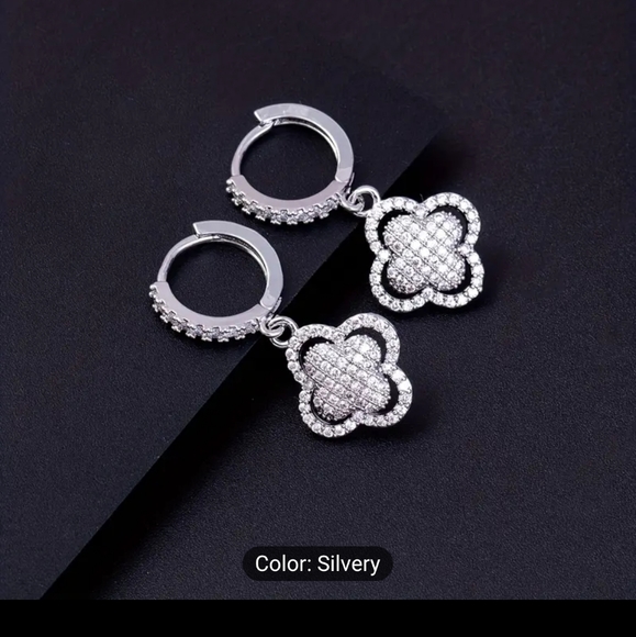 🍀🍀NEW🍀🍀 EXQUISITE!! CZ Clover Dangle Earrings in SILVER Plating - Picture 2 of 15